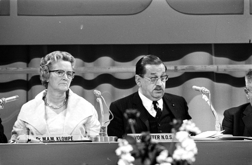 Minister Klompe installeert bestuur van Nederlandse Omroep Stichting, Hilversum , Bestanddeelnr 922-4703
