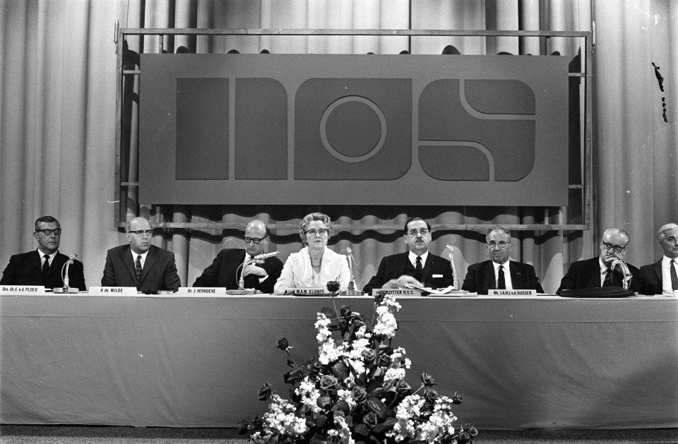 Minister Klompe installeert bestuur van Nederlandse Omroep Stichting, Hilversum , Bestanddeelnr 922-4710