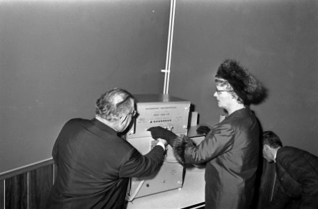 Minister Klompe braille drukmachine in Nederlandse Blindenbibliotheek in gebruik, Bestanddeelnr 921-2226