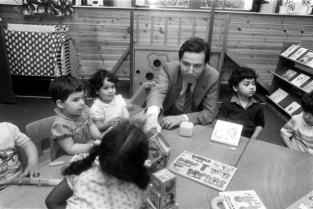 Minister Brinkman met kinderen van het Kwetternest, Bestanddeelnr 932-6099
