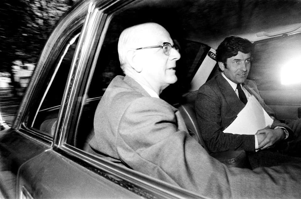 Minister Lubbers (rechts) en minister De Gaay Fortman verlaten het Catshuis, Bestanddeelnr 927-9148