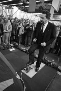 Minister Braks opent Caravan en Camping RAI84 Braks tijdens het oppompen van o, Bestanddeelnr 932-8791