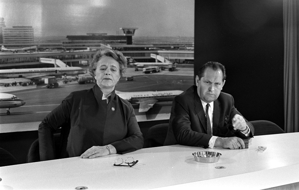 Minister Klompe en minister Lardinois arriveerden op Schiphol uit Suriname links, Bestanddeelnr 922-3136