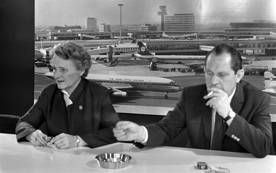 Minister Klompe en minister Lardinois arriveerden op Schiphol uit Suriname links, Bestanddeelnr 922-3134