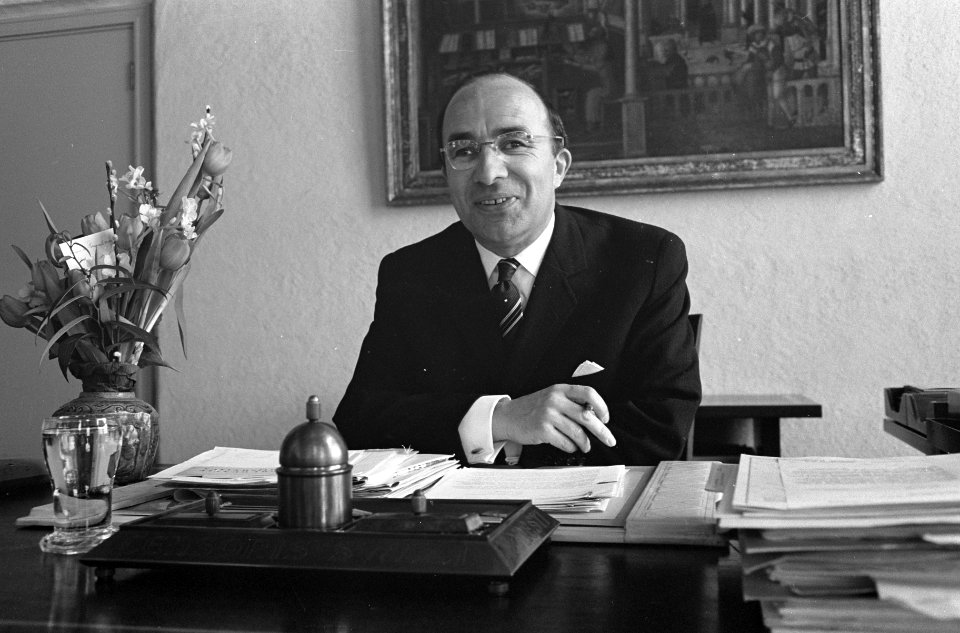 Minister Cals na ziekte weer op Ministerie Minister Cals achter bureau, Bestanddeelnr 913-4906