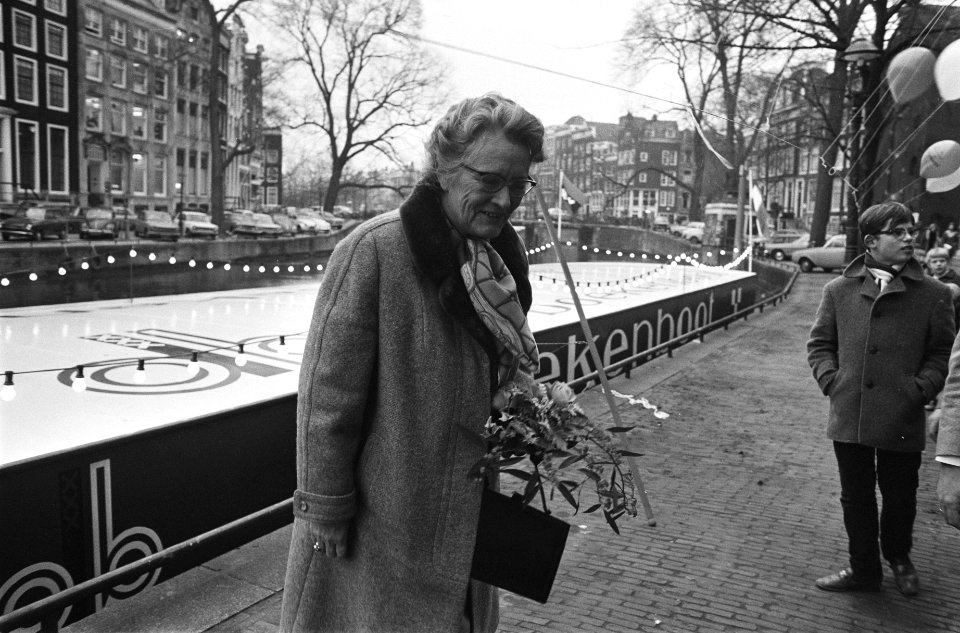 Minister Klompe opent boekenboot van Openbare Bibliotheek in Keizersgracht, Amst, Bestanddeelnr 924-1019