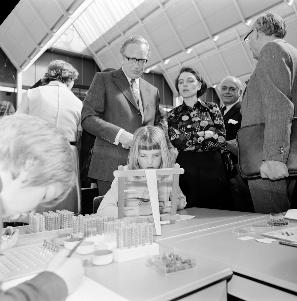 Minister Kemenade opent internationale onderwijs tentoonstelling in Utrecht, nr, Bestanddeelnr 927-1154