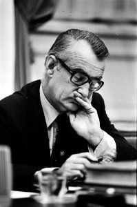 Minister Leendert Ginjaar (Volksgezondheid en Milieuhygiëne) behandelt de begrot, Bestanddeelnr 930-5197
