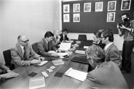 Minister Lubbers (l.), geflankeerd door enkele ambtenaren, in gesprek met de Ra…, Bestanddeelnr 929-1443