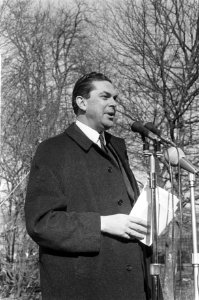 Minister Biesheuvel spreekt voor AR in de speakerscorner in Vondelpark, Bestanddeelnr 920-0759