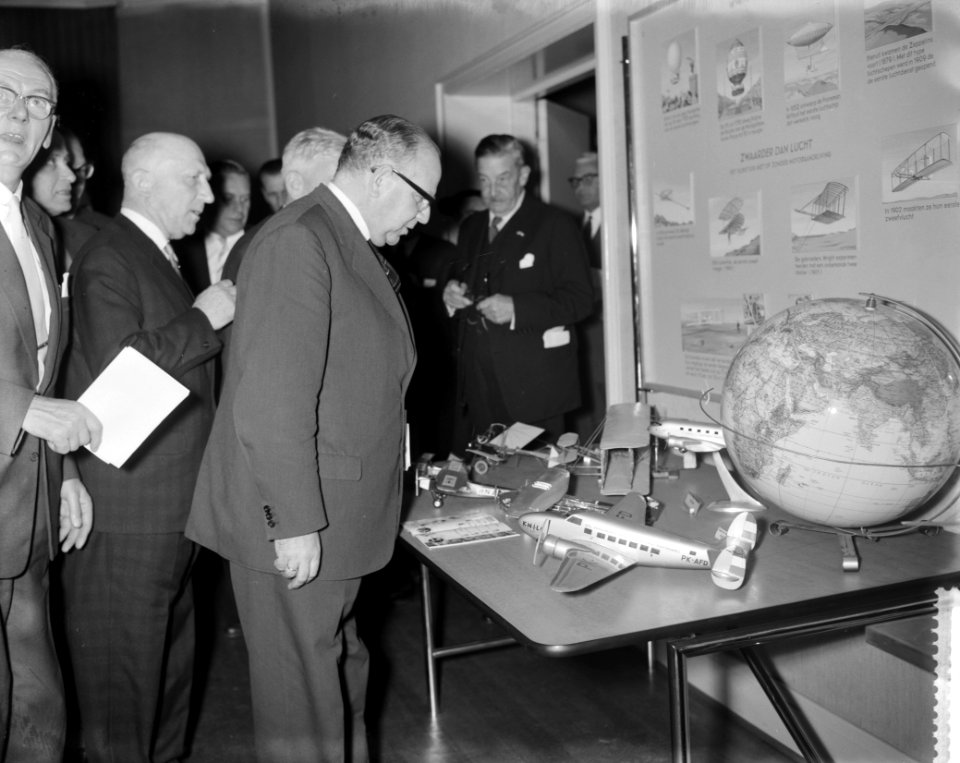 Minister Korthals opent in het Gemeentelijk Museum te Arnhem, de tentoonstelling, Bestanddeelnr 911-8291