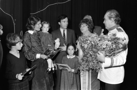 Minister Brinkman woont (kinder) toneelvoorstelling van Amsteltoneel in het Cult, Bestanddeelnr 933-1062