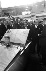 Minister Lardinois opende tentoonstelling Het landbouwwerktuig in RAI, Bestanddeelnr 920-9900