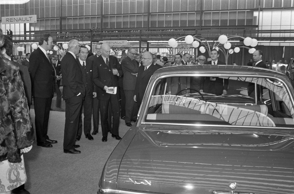 Minister Bakker opent autotentoonstelling in RAI, Amsterdam, Bestanddeelnr 924-2602
