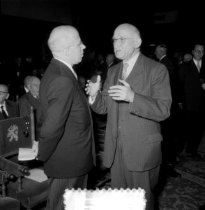 Minister L.J.M. Beel (links) in gesprek met Robert Schuman, Bestanddeelnr 906-0230