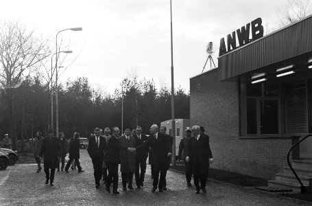 Minister Bakker stelt praatpalennet in ANWB-wegenwachtstation t Harde in gebruik, Bestanddeelnr 924-1146