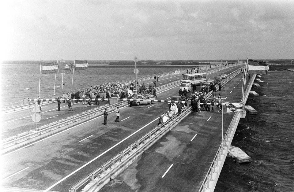 Minister Bakker opent Ketelbrug, tussen Noordoostpolder en Oostelijk-Flevopolder, Bestanddeelnr 934-6557