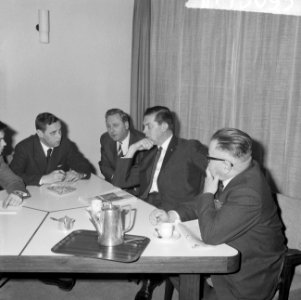 Minister Biesheuvel vertrekt vanaf Schiphol naar de West persconferentie v.l.n.r, Bestanddeelnr 917-3093