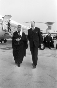Minister Al Sakhaf (l) en minister Luns, Bestanddeelnr 924-4290