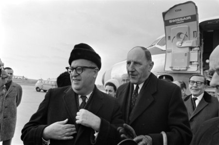 Minister Abba Eban van Buitenlandse Zaken van Israel arriveert op Schiphol voor , Bestanddeelnr 923-2573