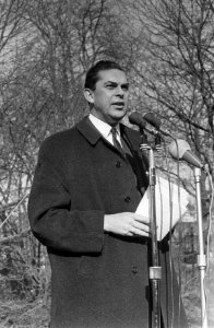 Minister Biesheuvel spreekt voor AR in de speakerscorner in Vondelpark, Bestanddeelnr 920-0758