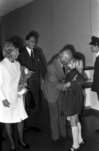 Minister Bakker terug uit Suriname op Schiphol wordt verwelkomd door kinderen Ja, Bestanddeelnr 922-1978