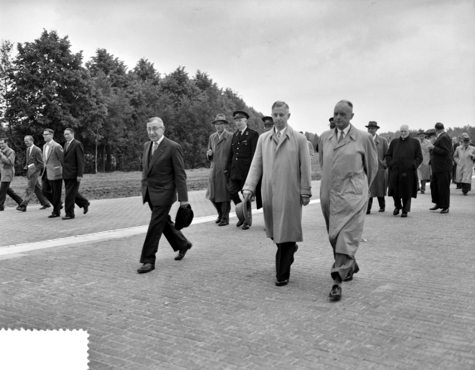 Minister Algera opent Rijksweg nummer 63 tussen Tilburg en Eindhoven, Bestanddeelnr 907-8541
