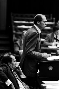 Minister Beelaerts van Blokland aan het woord, naast hem staatssecretaris Brockx, Bestanddeelnr 930-5214