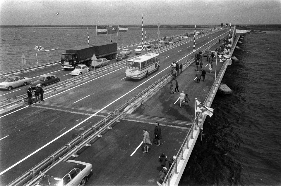 Minister Bakker opent Ketelburg, tussen Noordoostpolder en Oostelijk-Flevopolder, Bestanddeelnr 923-6706