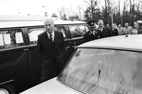 Minister Bakker stelt praatpalennet in ANWB-wegenwachtstation t Harde in gebruik, Bestanddeelnr 924-1140