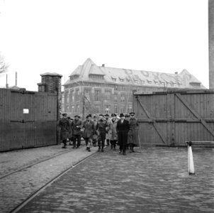 Minister Attlee vergezeld door Britse, Canadese, Amerikaanse en Nederlandse mili, Bestanddeelnr 900-2343