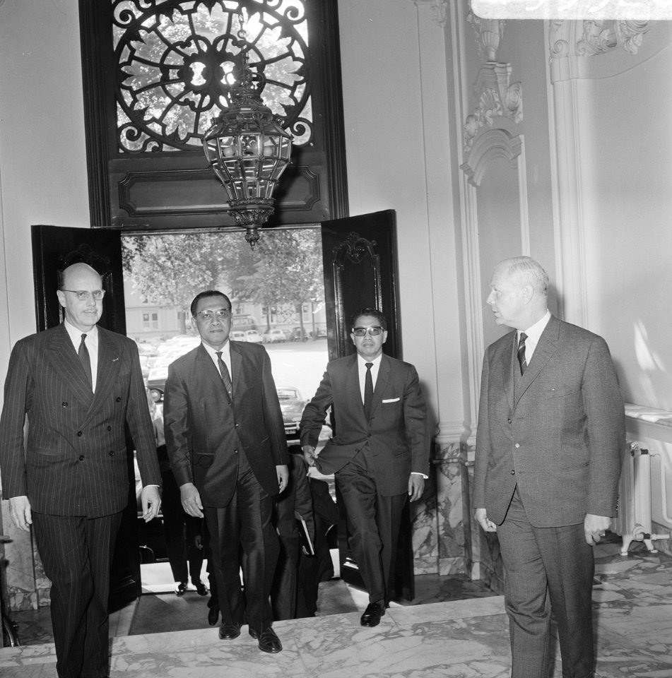 Minister A.Vondeling, Sultan Hamengkubuwana IX (minister van Economische Zaken v, Bestanddeelnr 919-5320