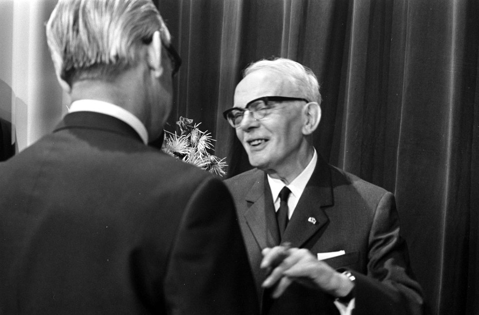 Minister Klompe installeert bestuur van Nederlandse Omroep Stichting, Hilversum , Bestanddeelnr 922-4712