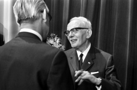 Minister Klompe installeert bestuur van Nederlandse Omroep Stichting, Hilversum , Bestanddeelnr 922-4712