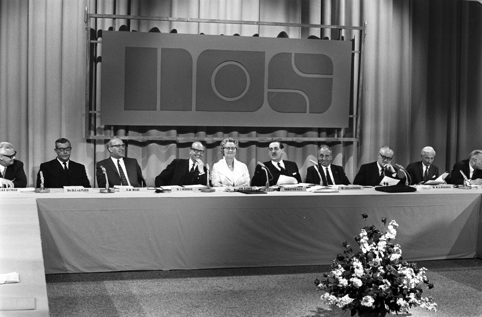 Minister Klompe installeert bestuur van Nederlandse Omroep Stichting, Hilversum , Bestanddeelnr 922-4709