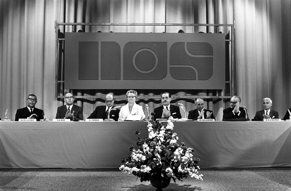 Minister Klompe installeert bestuur van Nederlandse Omroep Stichting, Hilversum , Bestanddeelnr 922-4702