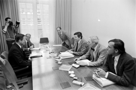 Minister Lubbers (r.), geflankeerd door enkele ambtenaren, in gesprek met de Ra…, Bestanddeelnr 929-1444