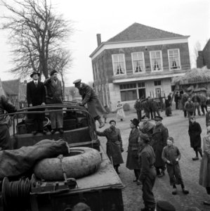 Minister Attlee (man in zwarte pak zittend in de DUKW) in Serooskerke, kruising, Bestanddeelnr 900-2355