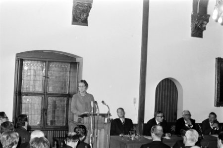 Minister Klompe heeft in de Rolzaal te Den Haag nieuwe leden van de Raad voor de, Bestanddeelnr 921-7791