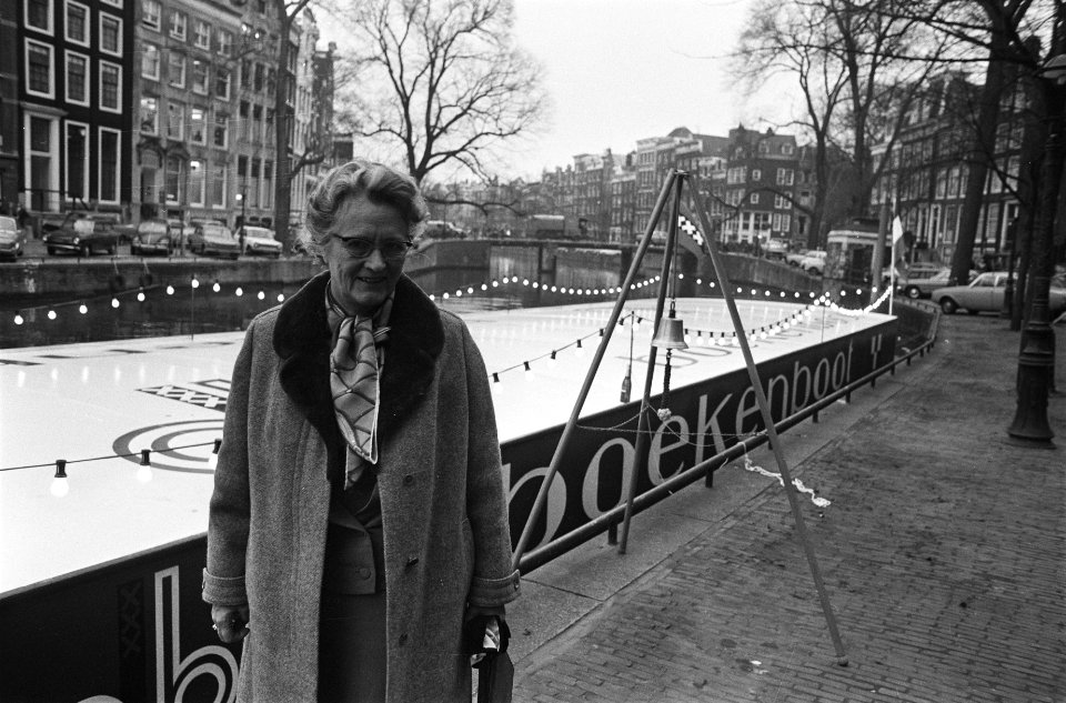 Minister Klompe opent boekenboot van Openbare Bibliotheek in Keizersgracht, Amst, Bestanddeelnr 924-1018