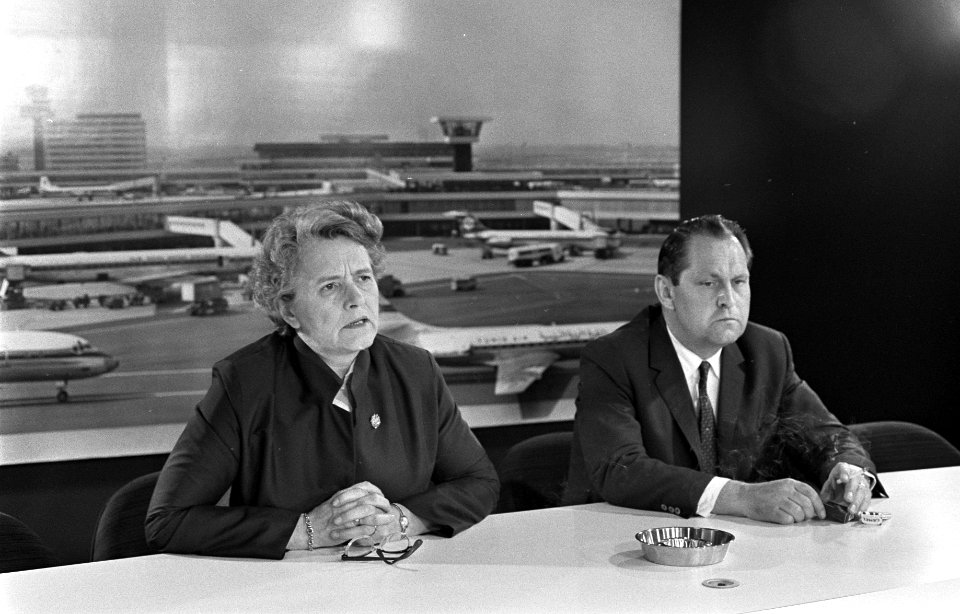 Minister Klompe en minister Lardinois arriveerden op Schiphol uit Suriname links, Bestanddeelnr 922-3135