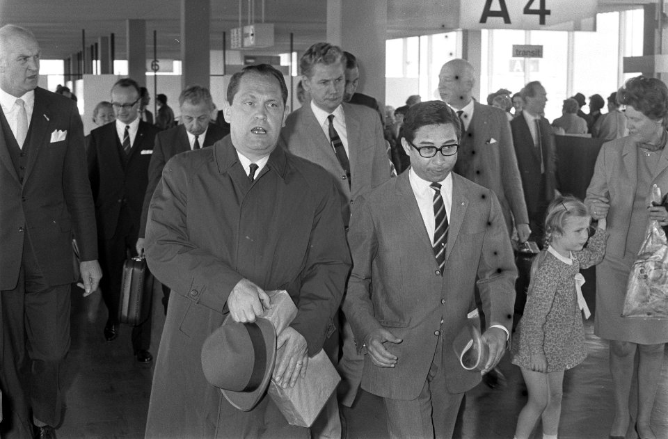 Minister Klompe en minister Lardinois arriveerden op Schiphol uit Suriname nr. 2, Bestanddeelnr 922-3133