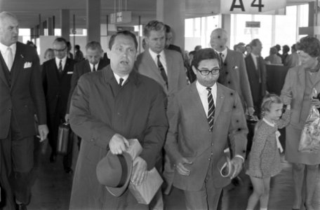 Minister Klompe en minister Lardinois arriveerden op Schiphol uit Suriname nr. 2, Bestanddeelnr 922-3133