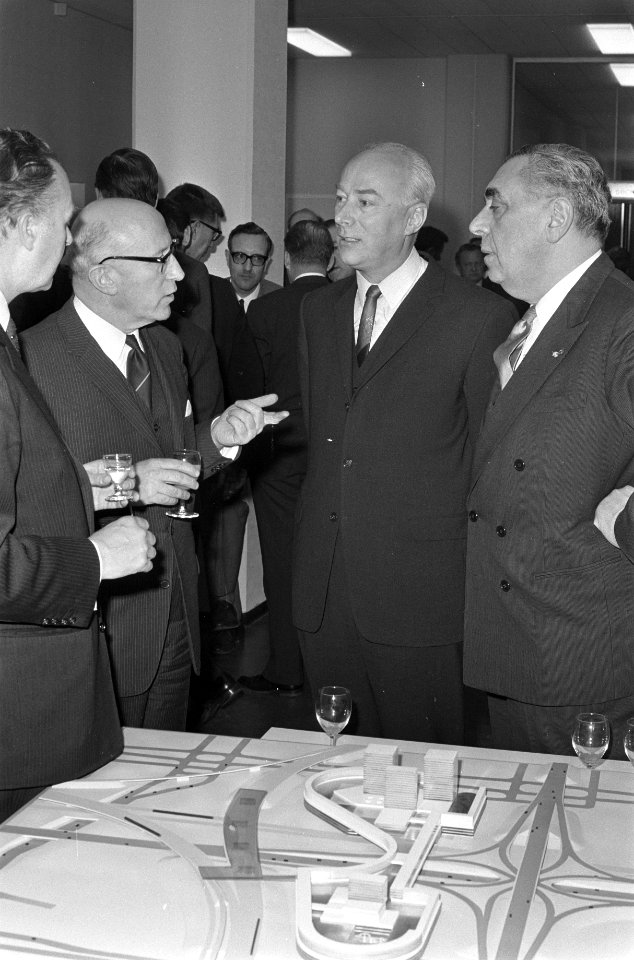 Minister Bakker en staatssecretaris Keyzer van VenW brachten werkbezoek ad KvK , Bestanddeelnr 922-2487