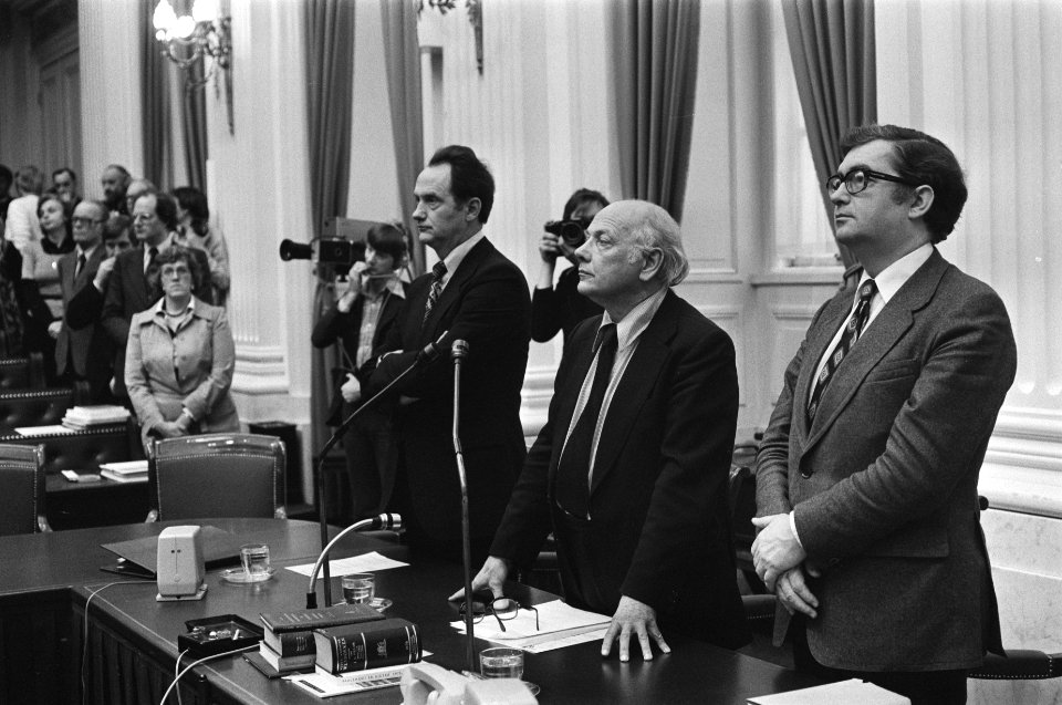 Minister Boersma (ARP) (l) en premier Den Uyl (PvdA) (r) tijdens de herdenking, Bestanddeelnr 929-0723