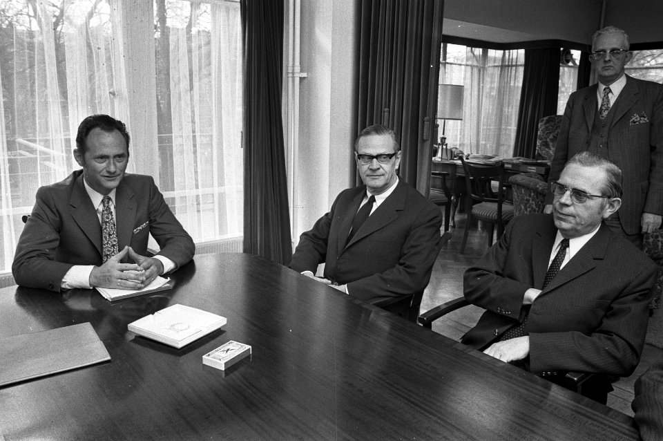 Minister Boersma (links) spreekt met heren Brussel (voorzitter Katholieke metaal, Bestanddeelnr 925-3738