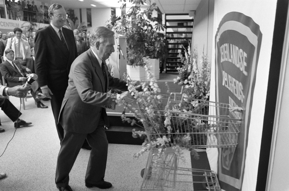 Minister Korthals Altes opent Winkeldiefstal Preventie Centrum in Rijswijk, Bestanddeelnr 934-2493