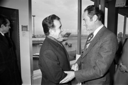 Minister Boersma begroet Joegoslavische minister van Arbeid Pepovski op Schiphol, Bestanddeelnr 928-9834