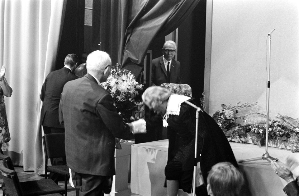 Minister Klompe installeert bestuur van Nederlandse Omroep Stichting, Hilversum , Bestanddeelnr 922-4707