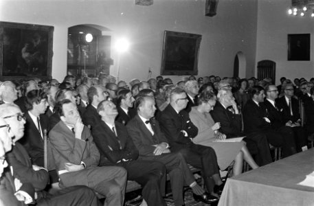 Minister Klompe heeft in de Rolzaal te Den Haag nieuwe leden van de Raad voor de, Bestanddeelnr 921-7790